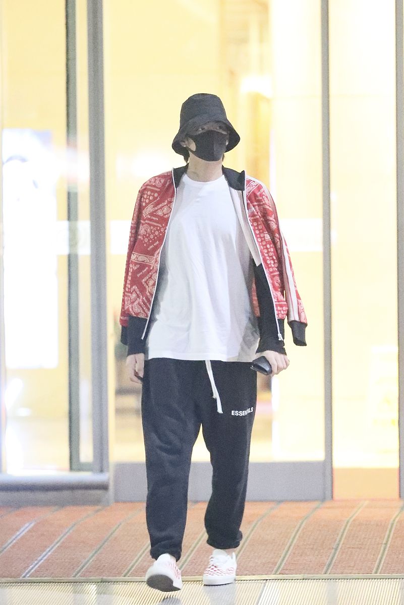 吴亦凡街拍:palm angels腰果花夹克essential运动裤 vans球鞋帅气潮男