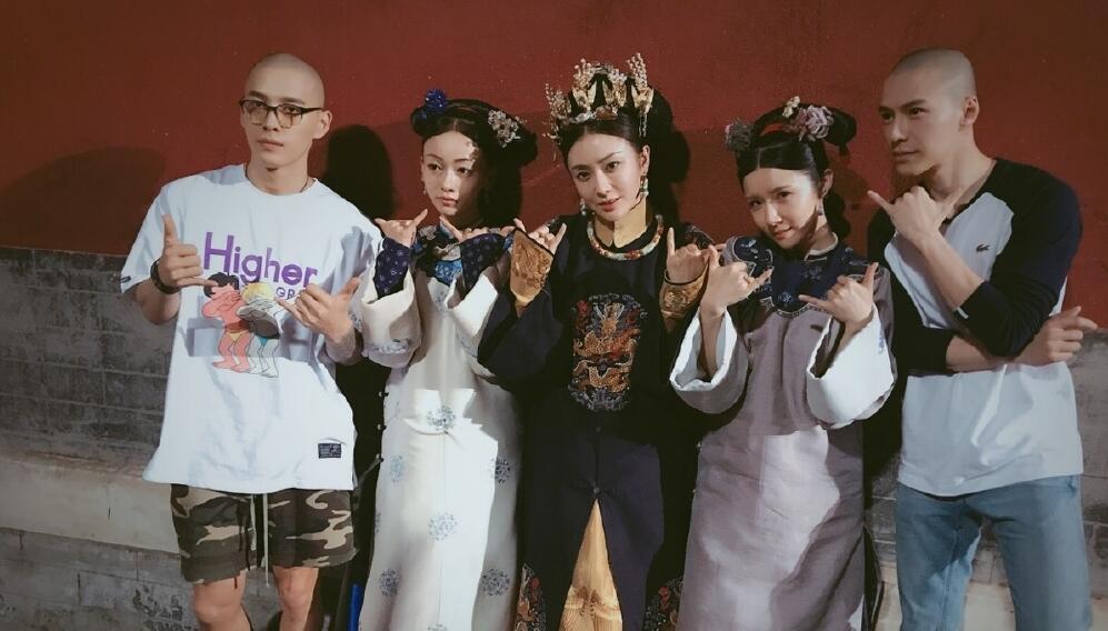 《延禧攻略》拍摄花絮照,富察容音放飞自我,高贵妃可真是小可爱