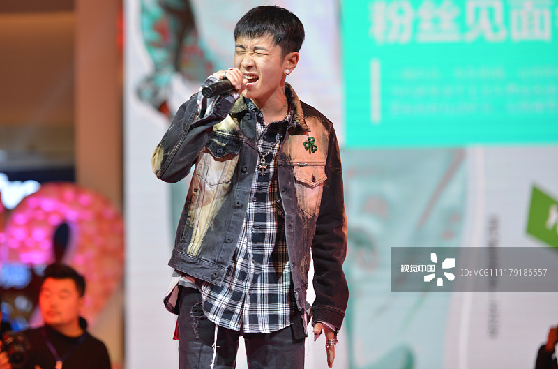 新晋网红王北车空降沈阳嗨唱《陷阱》全场粉丝深陷歌中人气火爆