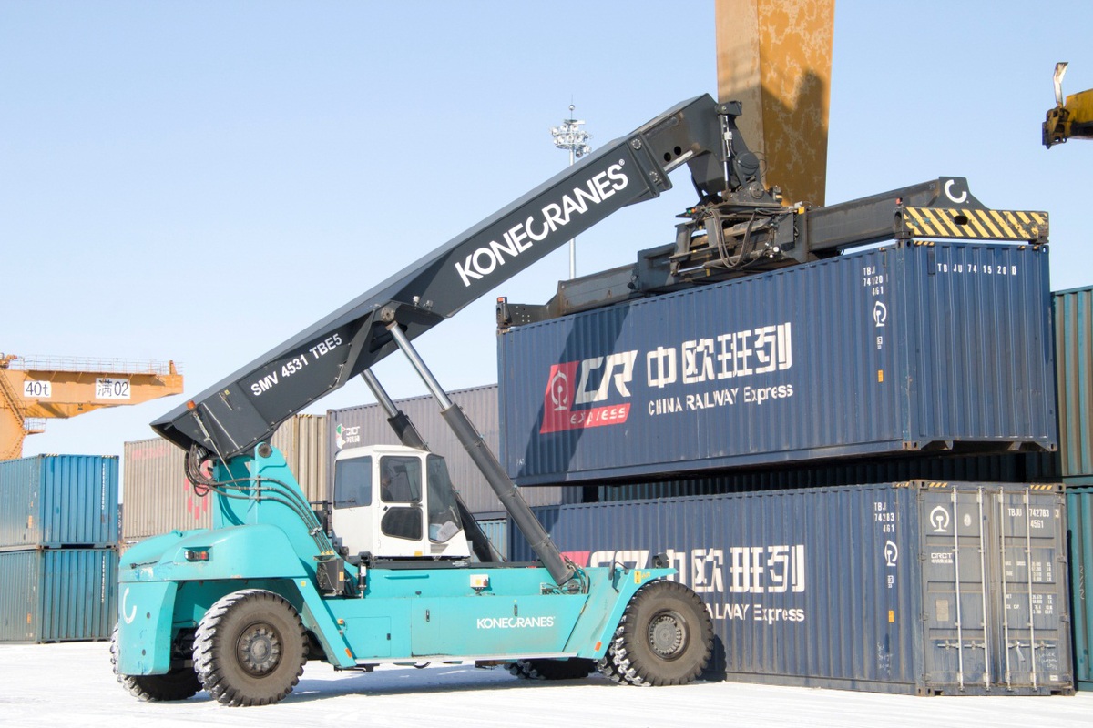 中俄最大陆路口岸站正面吊司机:我是"一带一路"上的螺丝钉