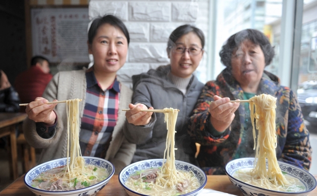 摔面,舌尖将小店生意推上高峰,孙竹青现场摔面,忙到脚打后脑勺