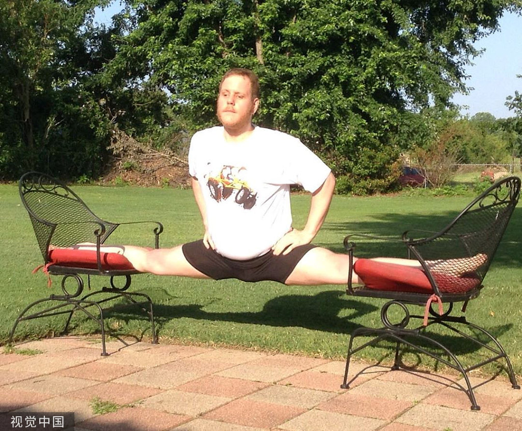 美国200斤壮汉随时随地劈叉下腰 堪称现实版"弹力超人"