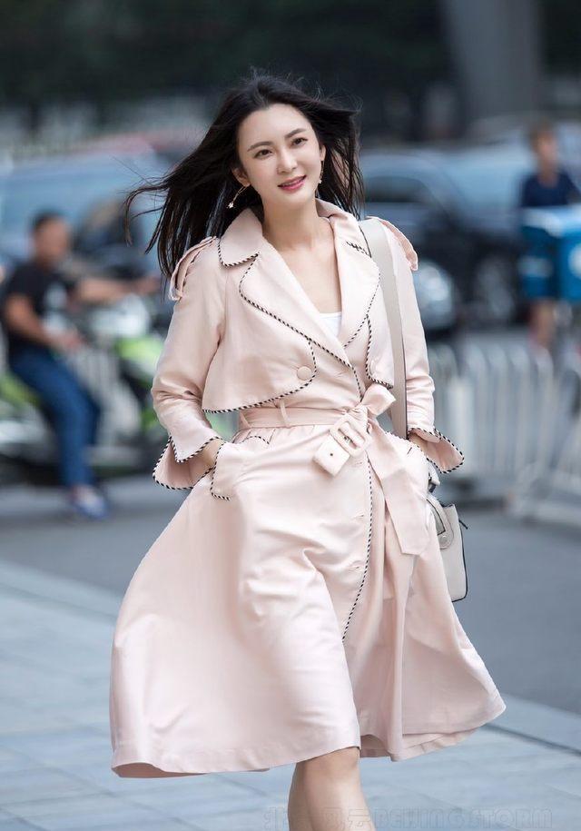 一件粉色连衣裙,笑容迷人,宛若天仙般的女神 转载自百家号作者:预备