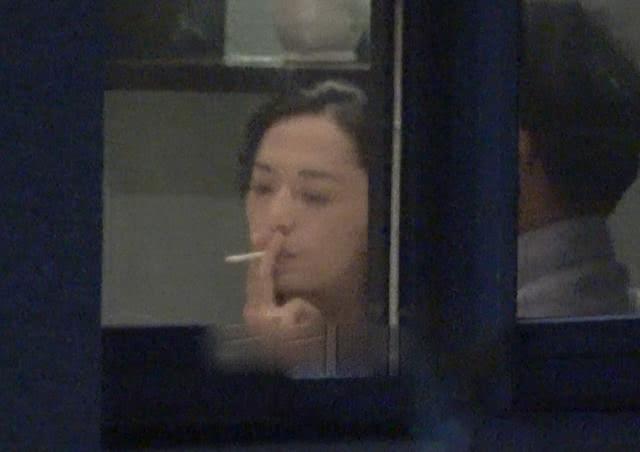 姚晨深夜和好友聚会,不戴口罩无惧疫情,在室内抽烟违反规定