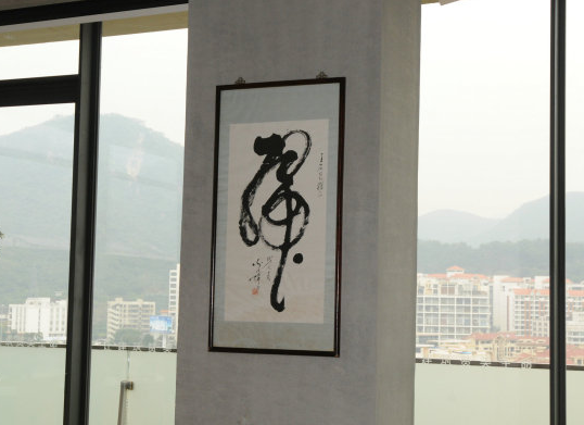 王石:书房一样的办公室,墙上挂着一幅书法,透露着他的真性情