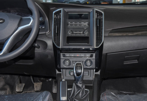 众泰z360,这款车的设计师真的很优秀,内饰给人一种成熟稳重的感觉,这