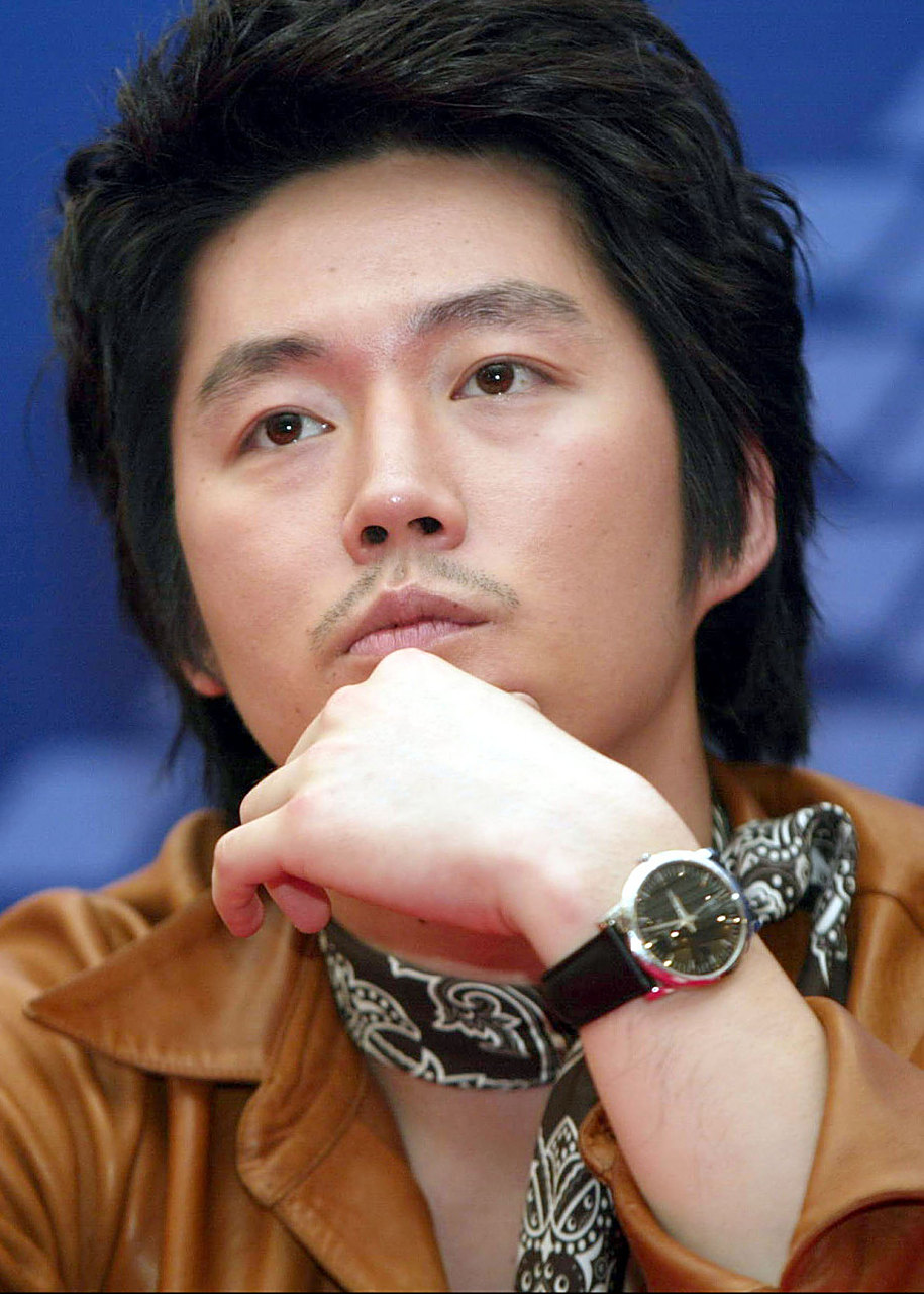 近日,韩国明星张赫首次公开了自己的家庭生活,并透露了一些鲜为人知的