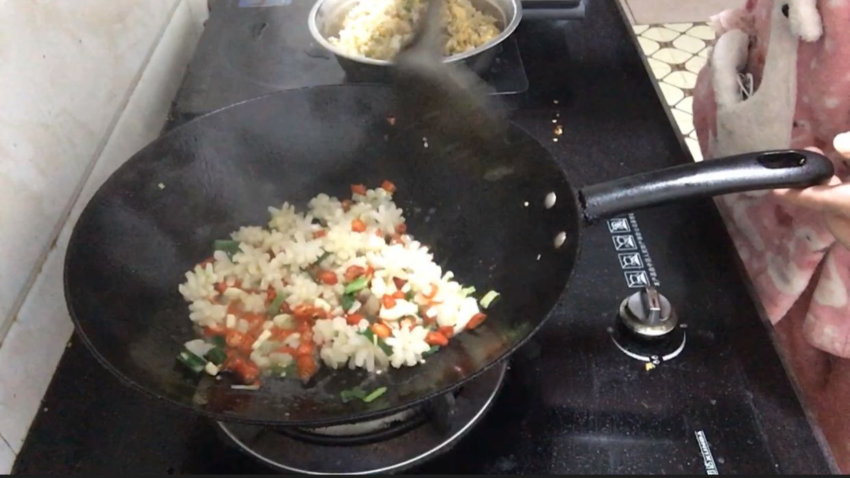 老公回来,做了他爱吃的蛋炒饭和超辣的爆炒鱿鱼,连说好吃