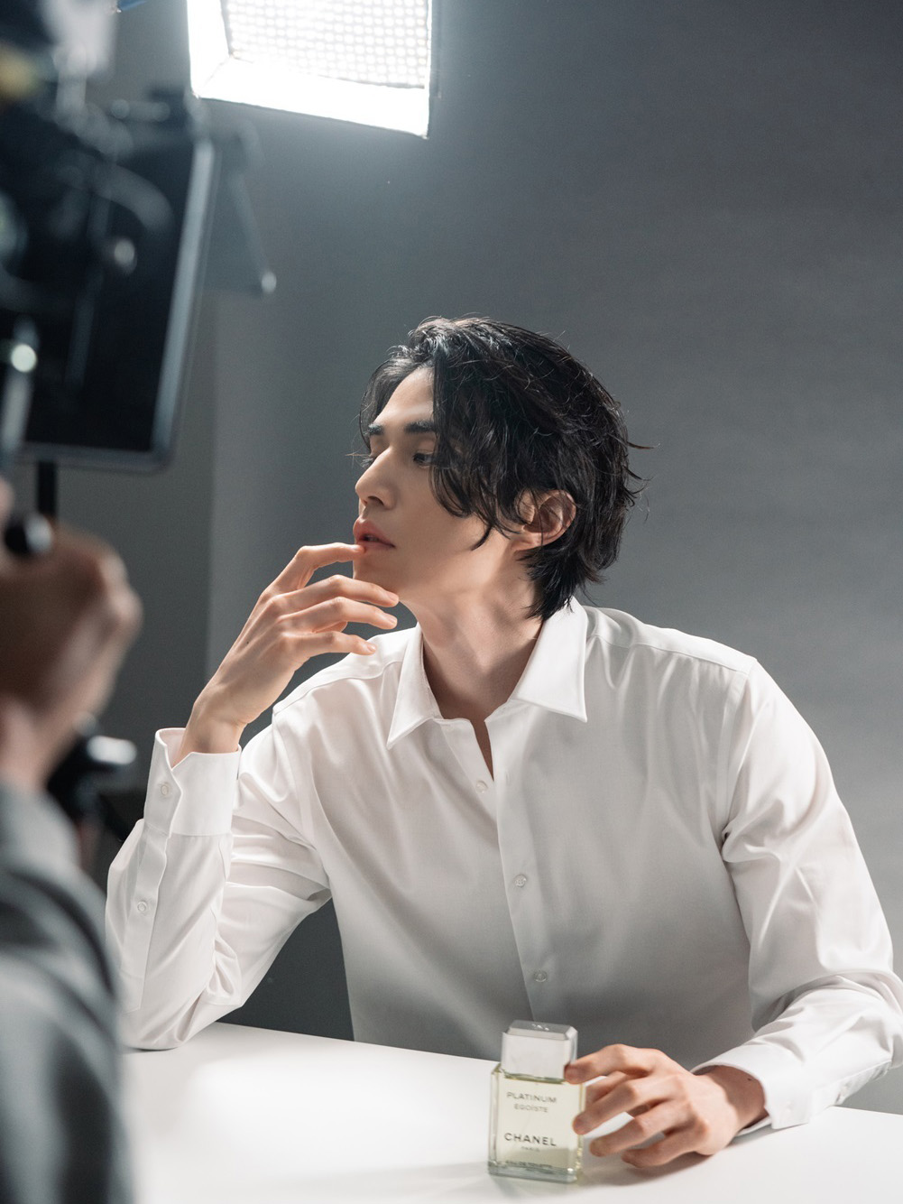 38岁李栋旭和28岁肖战,同是白衣浴缸照造型,美男都喜欢禁欲风?