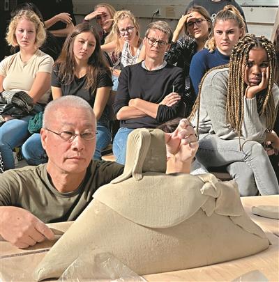 工作坊环节,曾鹏向大学生展示石湾陶塑技艺.
