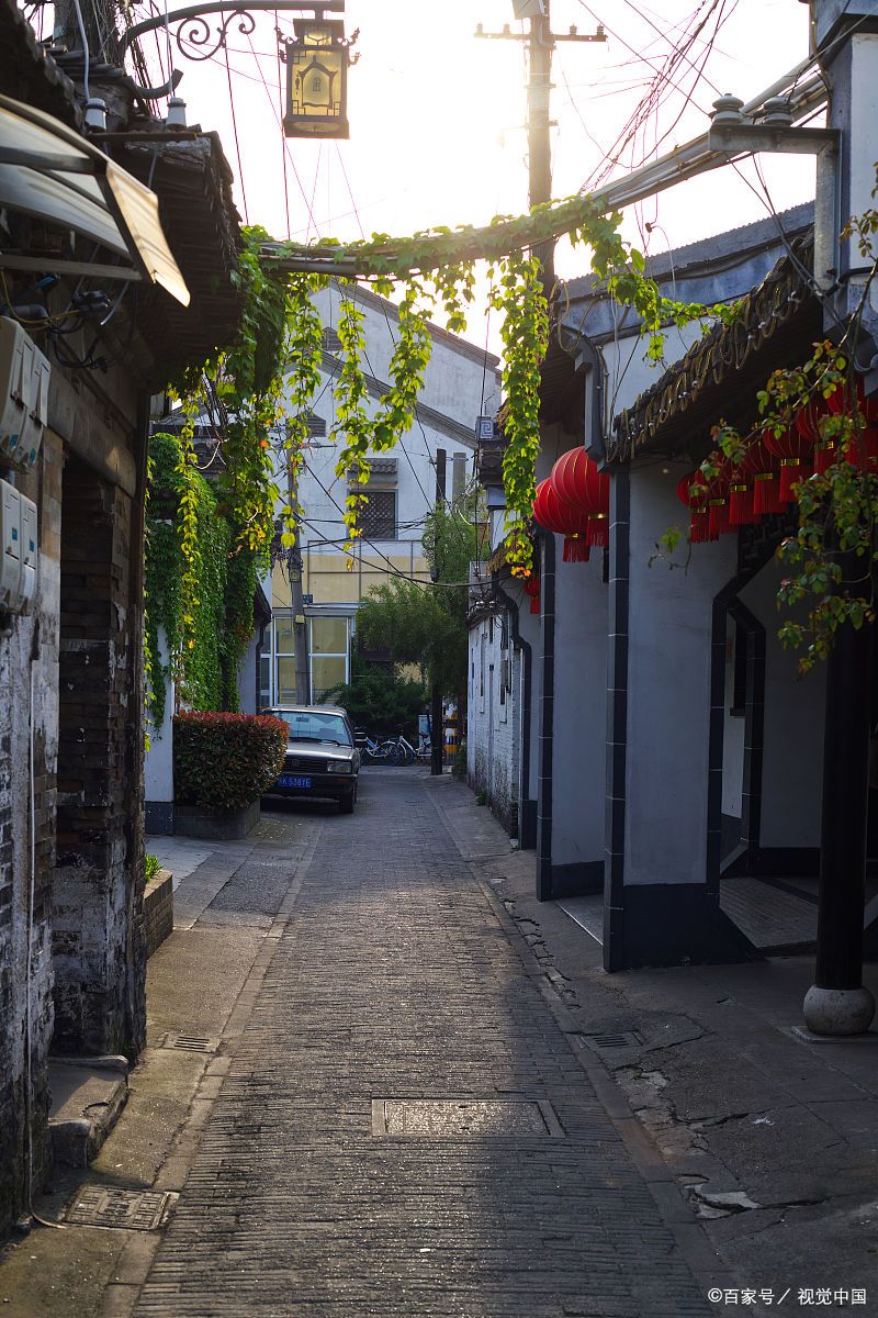 山塘街 这是一条由唐代诗人白居易修建的历史文化名街,拥有典型的