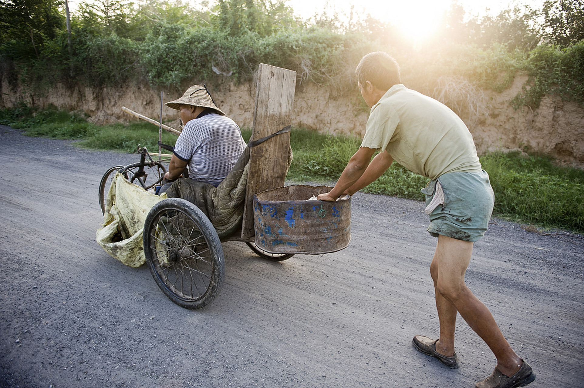 这位大爷脚踩平衡车,手挑粪桶,丝滑出行,成为了网