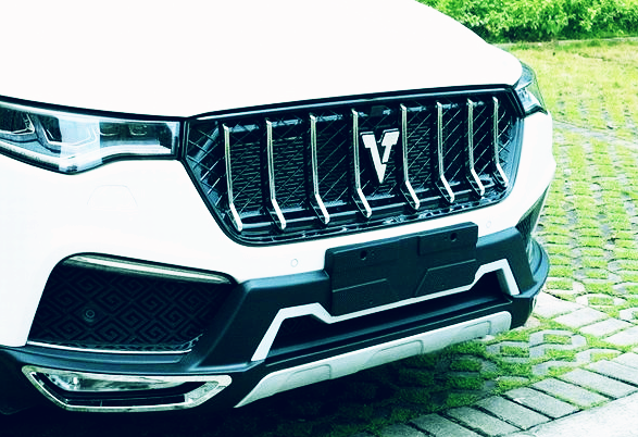 通过车标来看,众泰版玛莎拉蒂是一个v型,而真正的玛莎拉蒂是一个戳戟