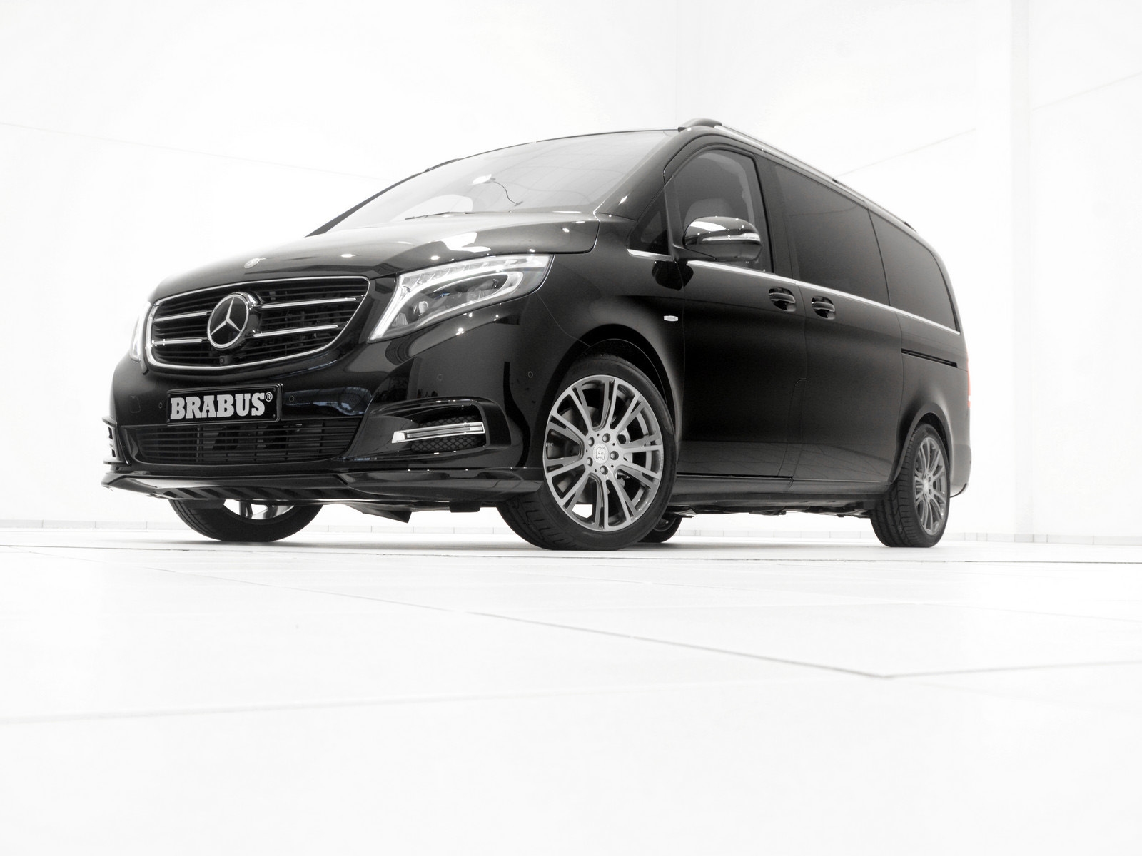 巴博斯v级不但外形炫酷,车内也很豪华