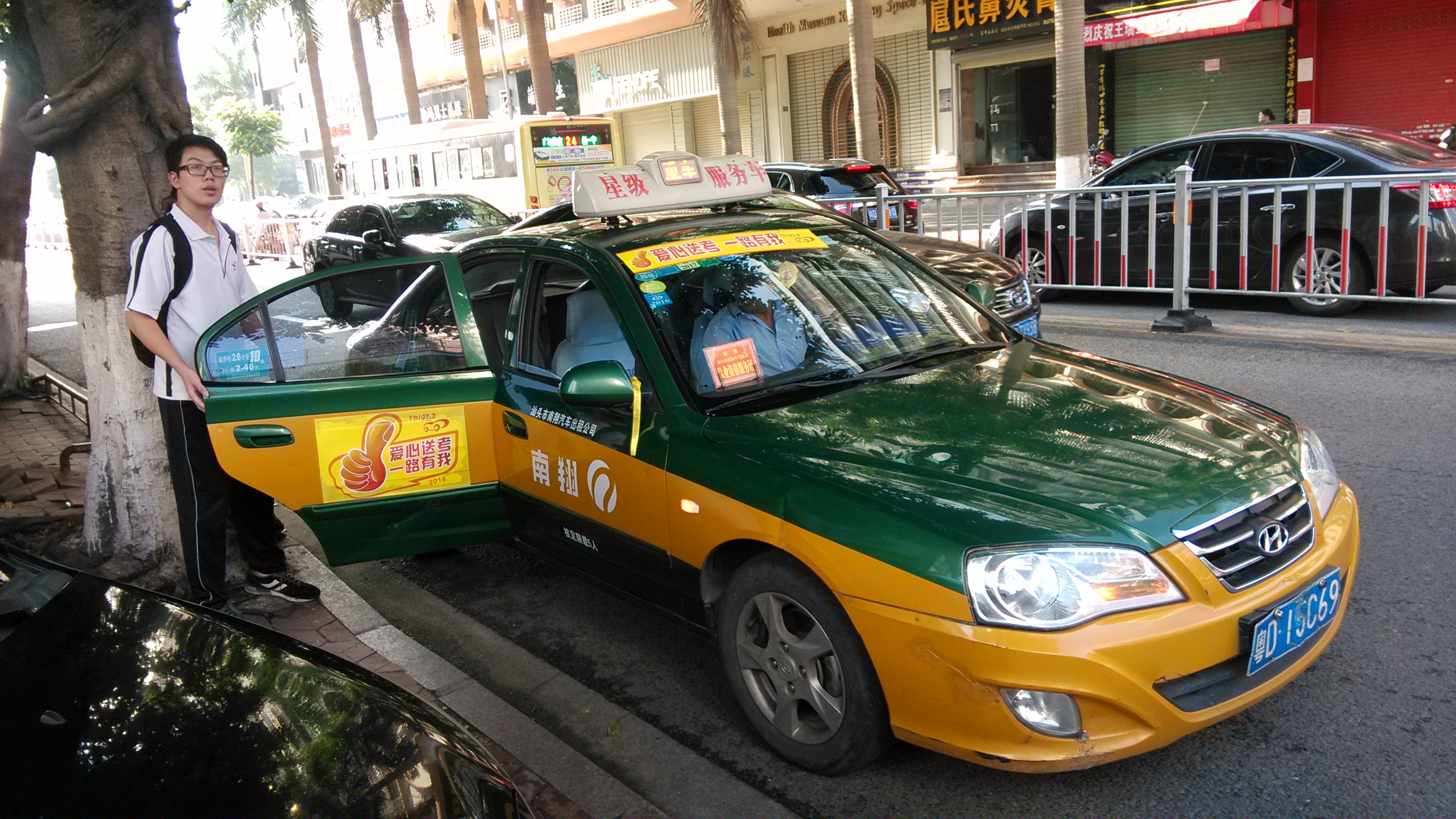 女乘客乘出租下车开门致人死亡 出租司机违停 死者违规 谁担责?