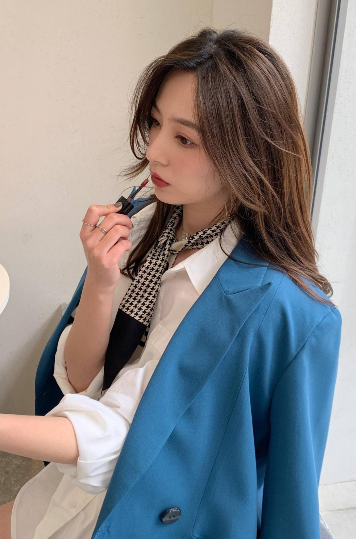 漂亮小姐姐的精致搭配,简单又时尚的服装超时髦,轻松摆脱路人感