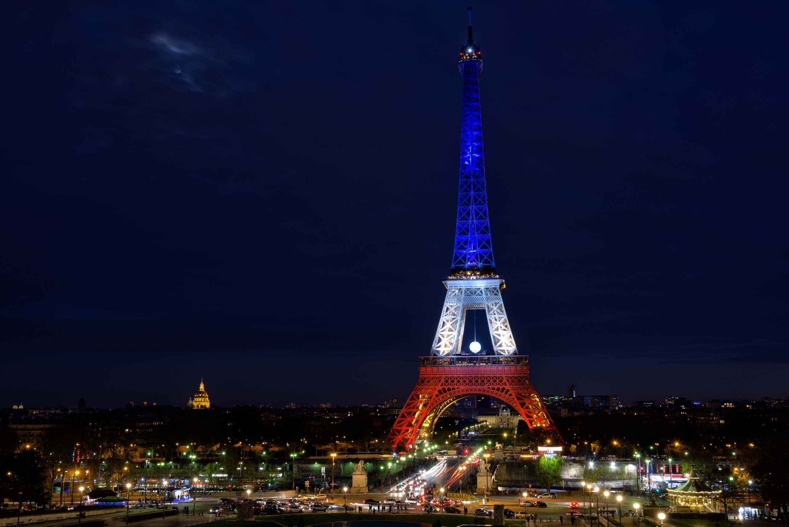 法国巴黎:埃菲尔铁塔,世界最著名的城市地标之一