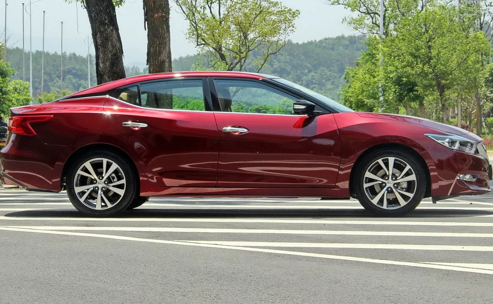 不想平凡的过一辈子,日产西玛豪华版,轿跑界里的运动好手