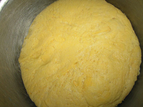 玉米发面饼的做法,简单方便易操作,快来学习吧 步骤 首先把面粉,玉米