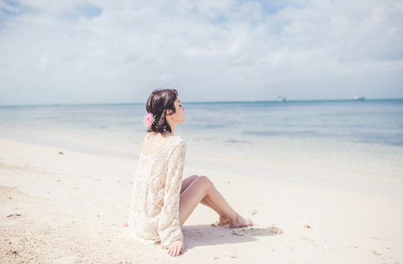 朴慧珍海边吹海风,侧面照尽显修长大腿,阳光下更是楚楚动人