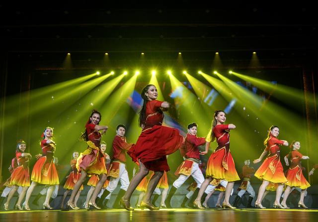 新疆舞蹈男女集体舞图片