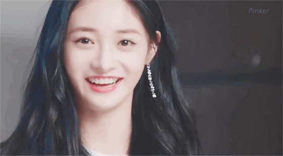 周洁琼为博眼球太拼了,大冬天光腿穿超短裤走机场,真