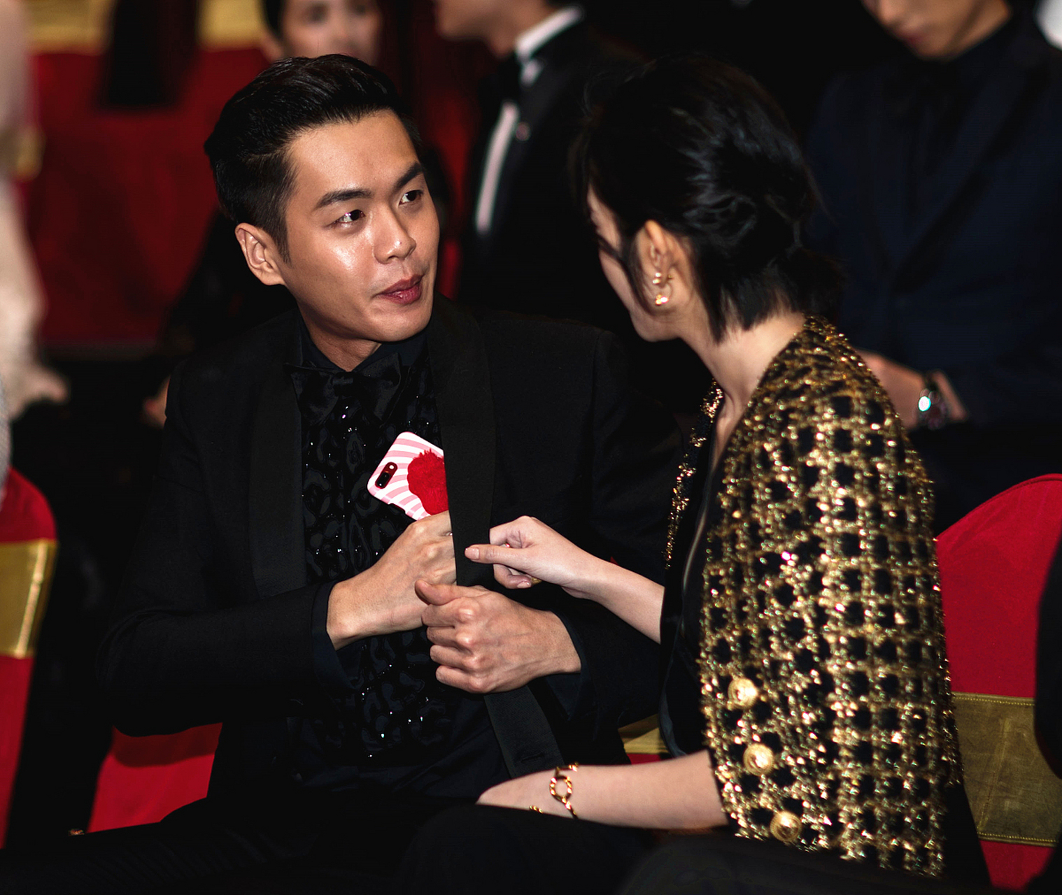 1,#张若昀唐艺昕甜蜜樱桃吻# 张若昀唐艺昕合体拍写真,夫妻高调上演"