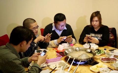 同学聚会aa制,同学各自吹捧,结账时都低头玩手机,后面精彩了