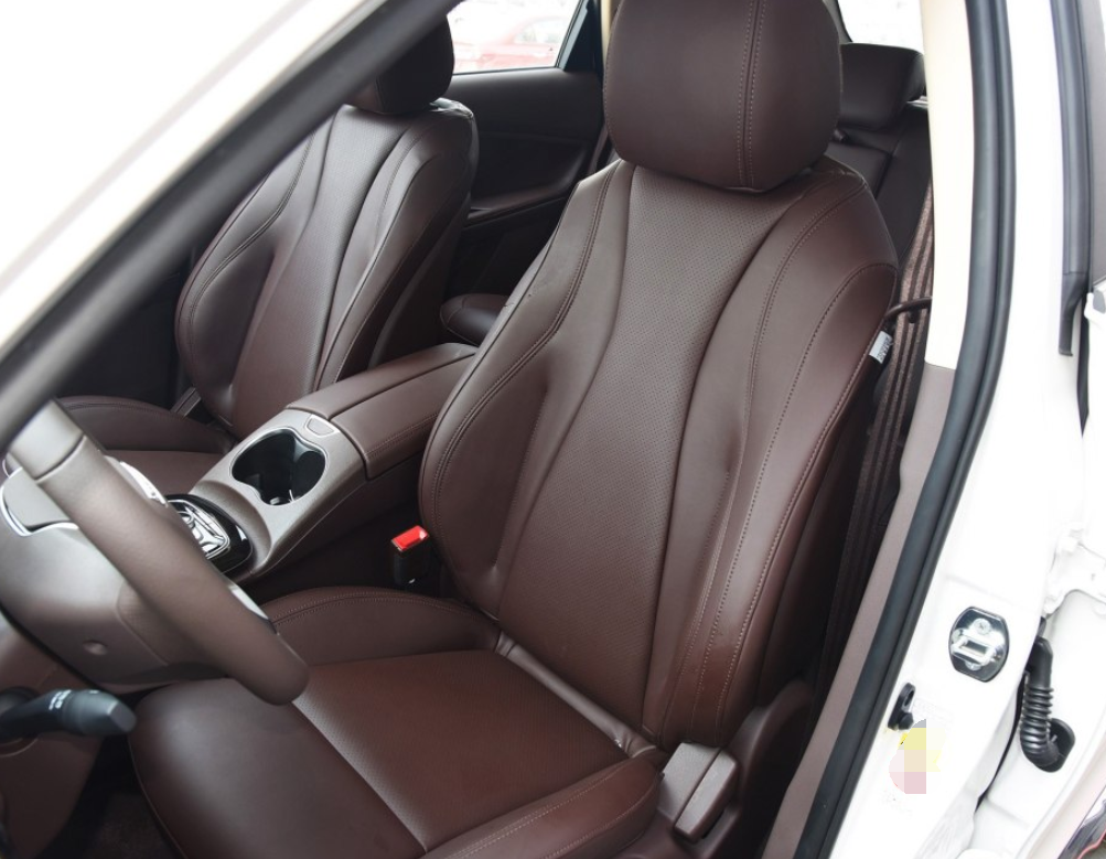 这辆车的前排空间比其他车就要稍小一些,稍小一些,就是不算太小还是