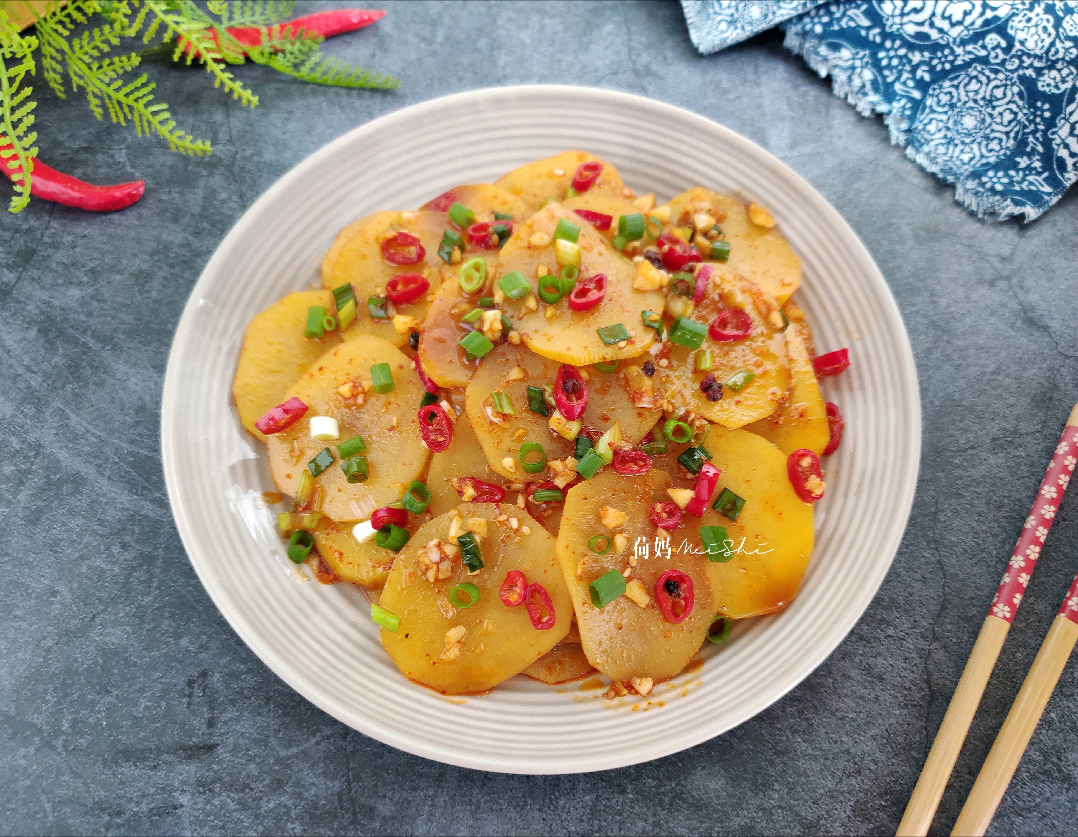 夏季懒人必备菜:凉拌土豆片,爽脆开胃,香辣下饭,上桌秒光盘