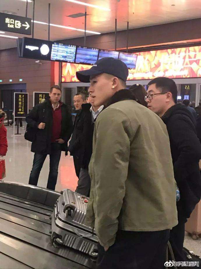 欧豪现机场板寸抢镜帅气撩人,网友不禁羡慕起马思纯