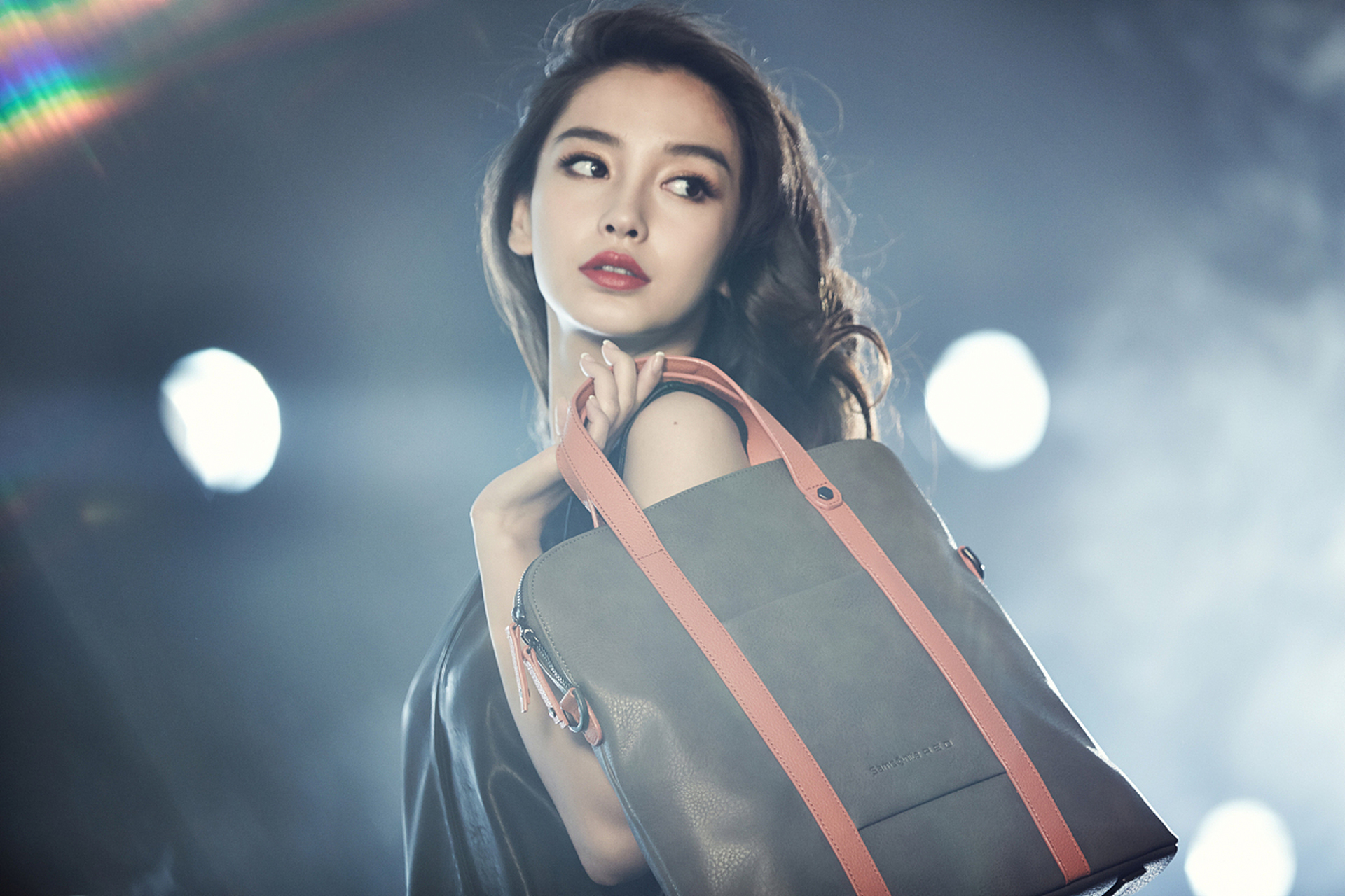 登上新加坡杂志封面的杨颖,再次用实力证明了自己的人气和影响力.