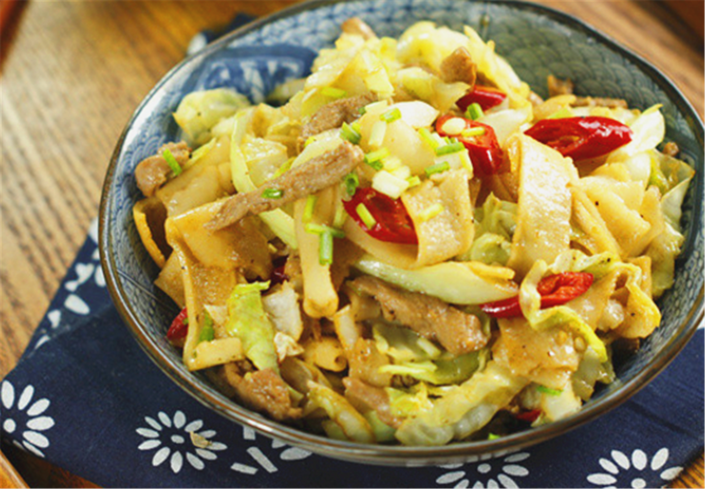 炒豆丝是我家最爱吃的早餐之一,它做法简单,从家里冰箱中找出些配菜来