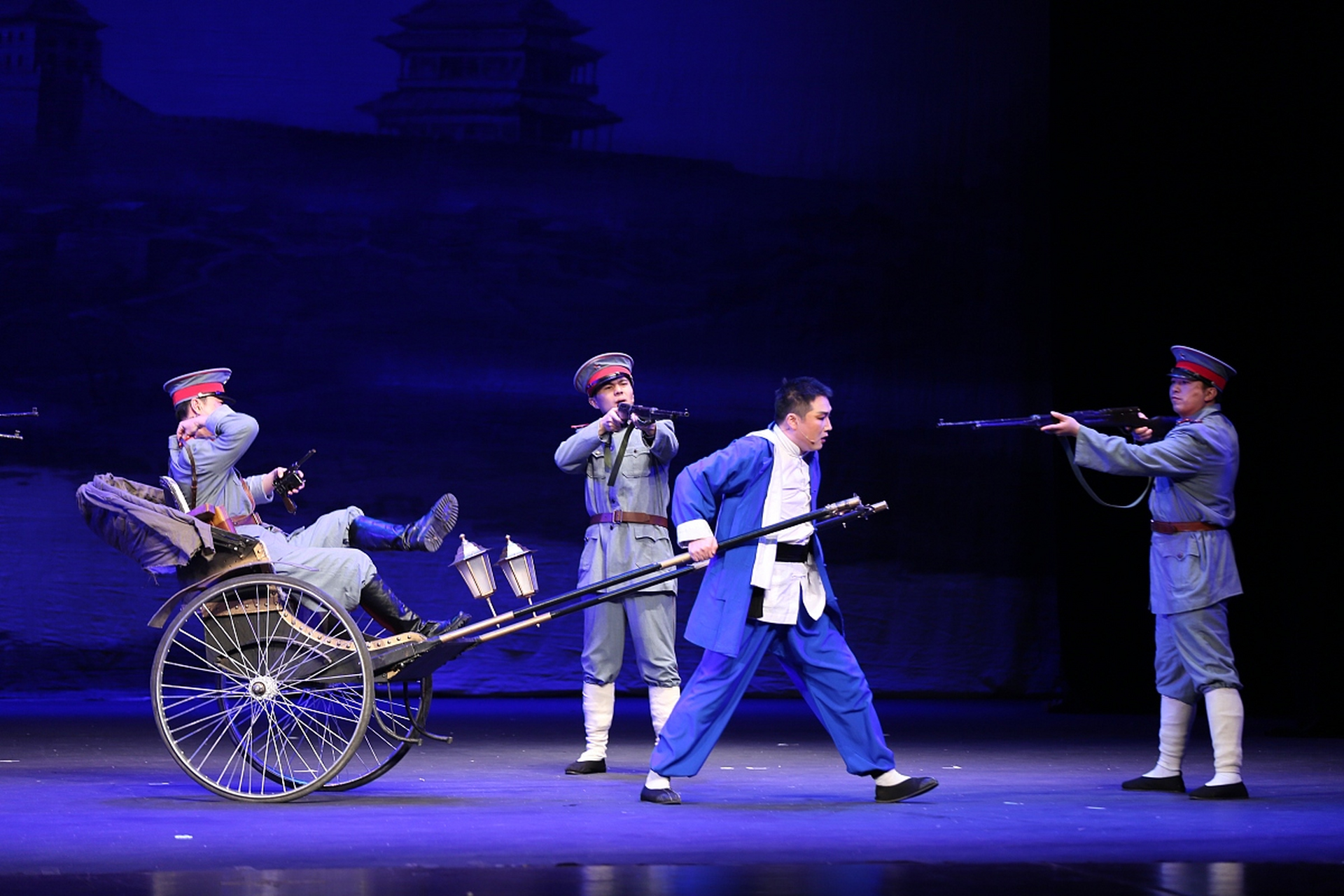 《骆驼祥子》是老舍先生的一部经典小说,以旧北平为