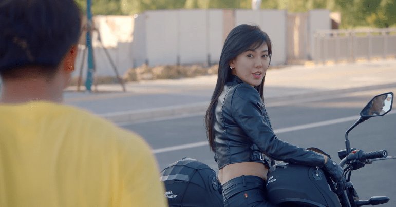 爱情公寓:羽墨出场依旧那么惊艳,接张伟时,谁注意到了她车牌?