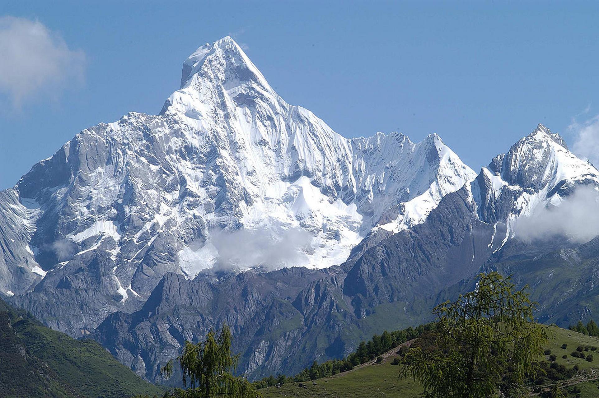 雪的王国,诗的幻境】  在四川省的深处,几座雄伟的山峰静静矗立,这便