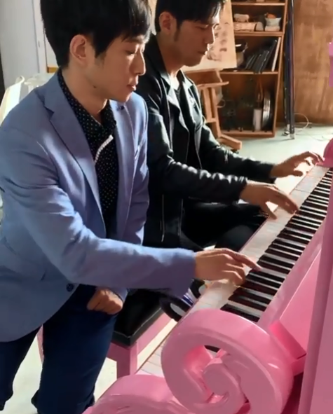 周杰伦詹宇豪同框弹琴 重现《不能说的秘密》斗琴画面