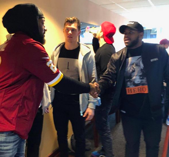 沃尔合影华盛顿红皮队众球员:特区大家庭