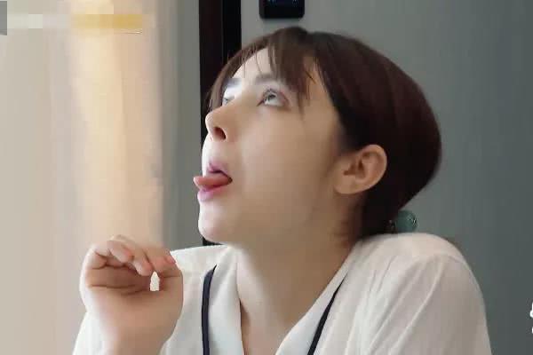 麦迪娜模仿宝宝吃东西,一组表情太魔性,网友:果然是亲妈!