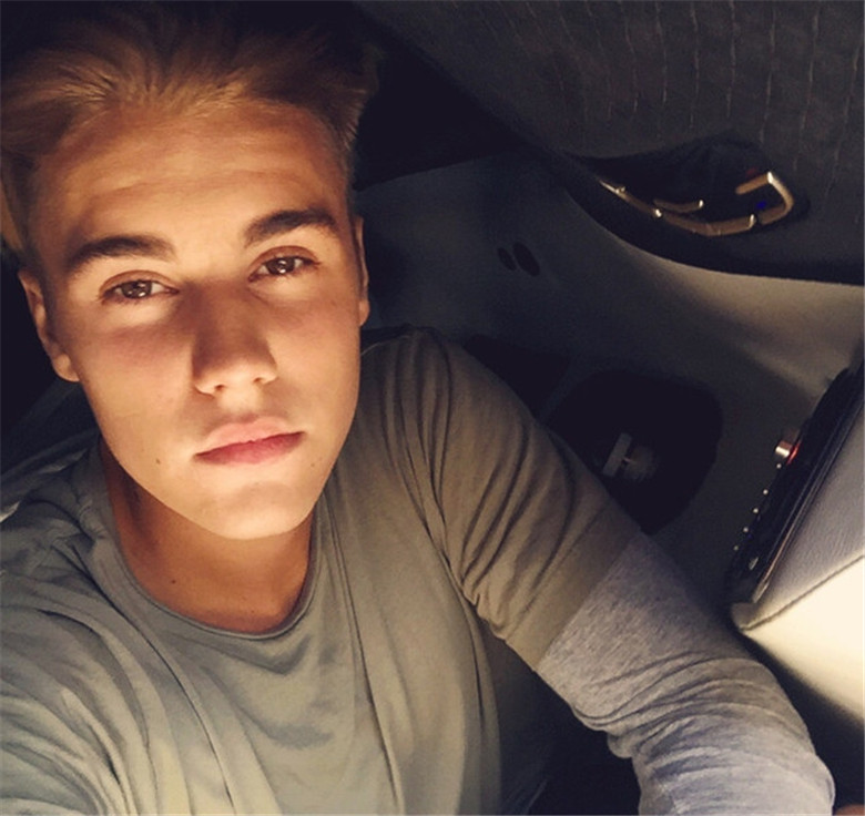 贾斯汀·比伯发自拍放飞自我,爱情真的会让人变傻!