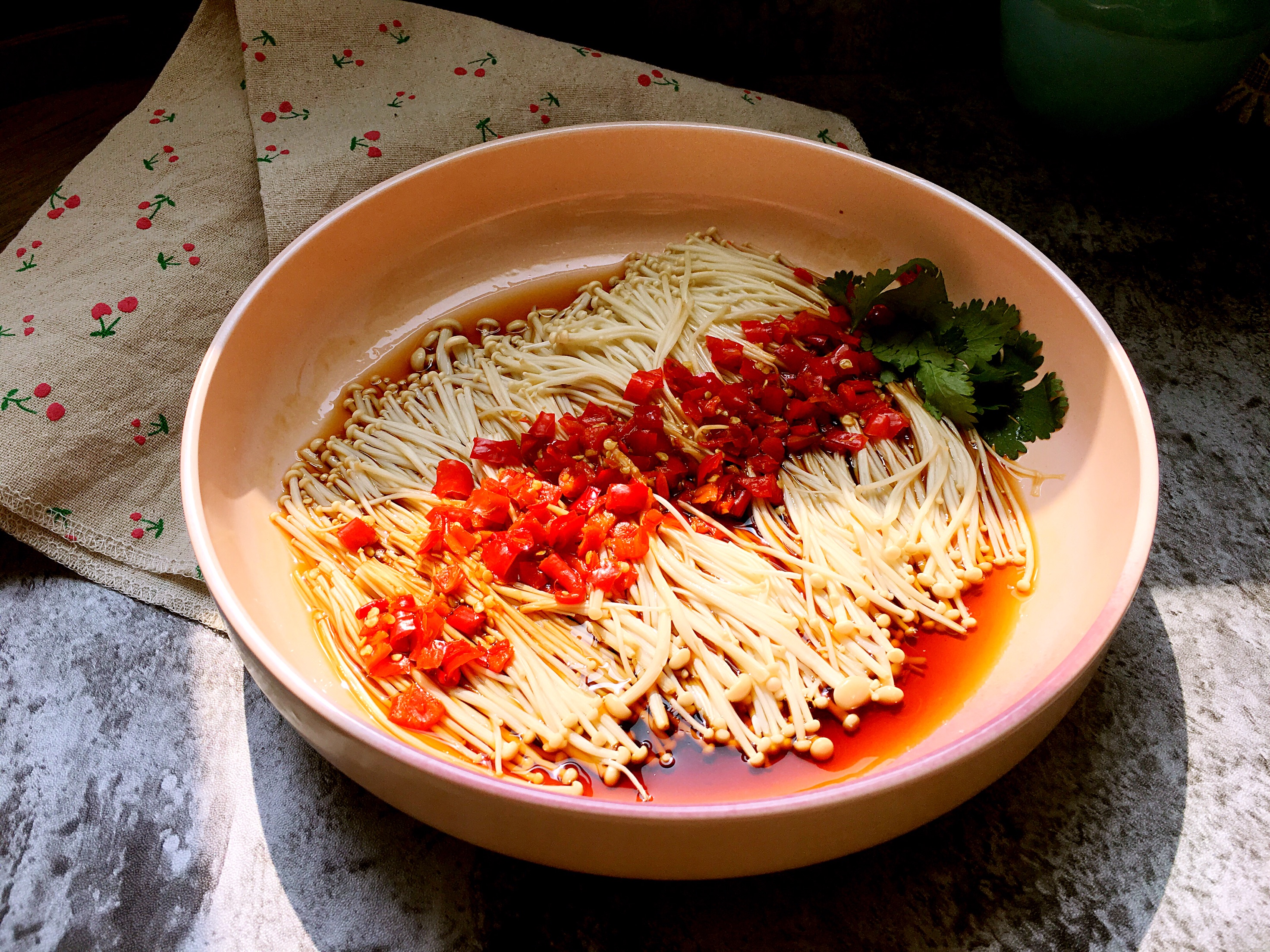 千万别小瞧金针菇,不仅仅能涮火锅,还能做出这些美食