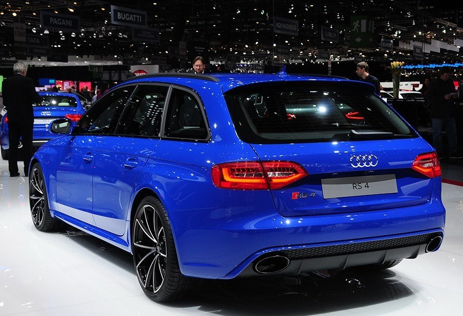 奥迪r8:奥迪r8是一款中置引擎双座跑车,这款车的造型设计非常新颖