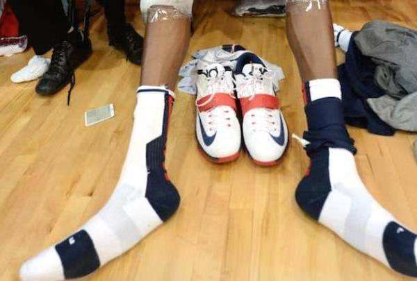 姚明53码的鞋很大?他脚比女生的肩膀还宽,被成为联盟第一大脚