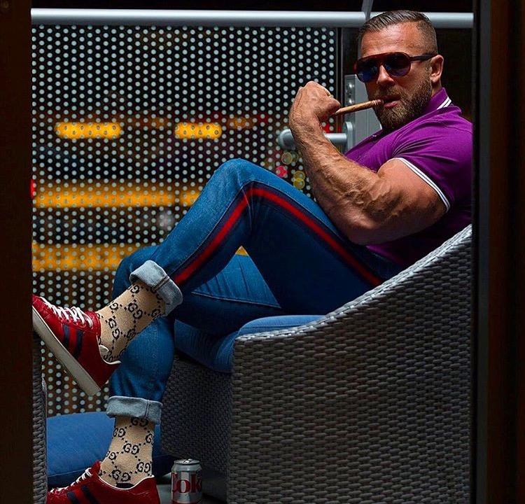 这样的自然健美最接近六七十年代的古典健美,他被誉为神似阿诺德