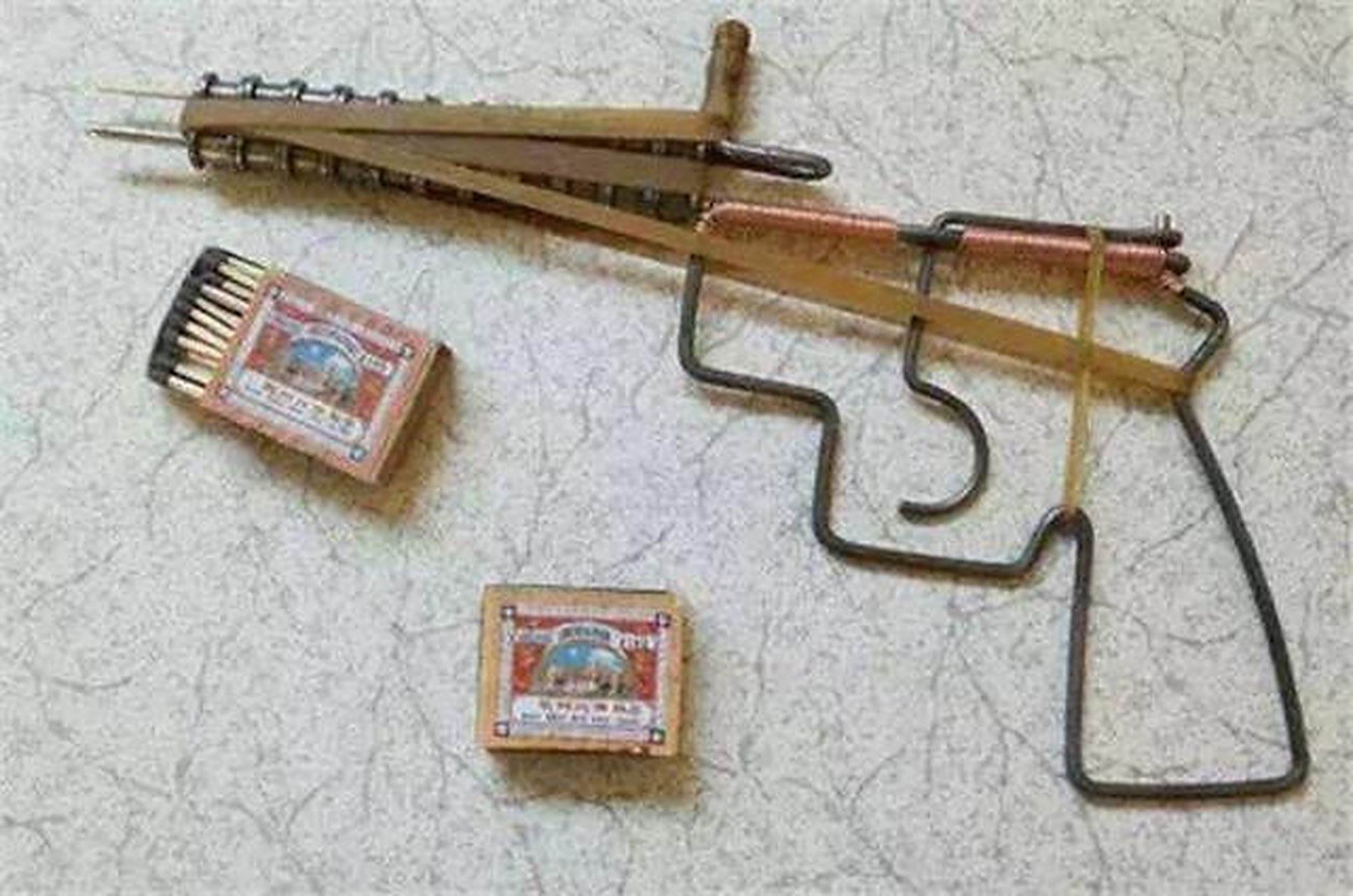 指的是在70年代(1970-1979)诞生于中国民间的手工玩具枪,以火柴棍为