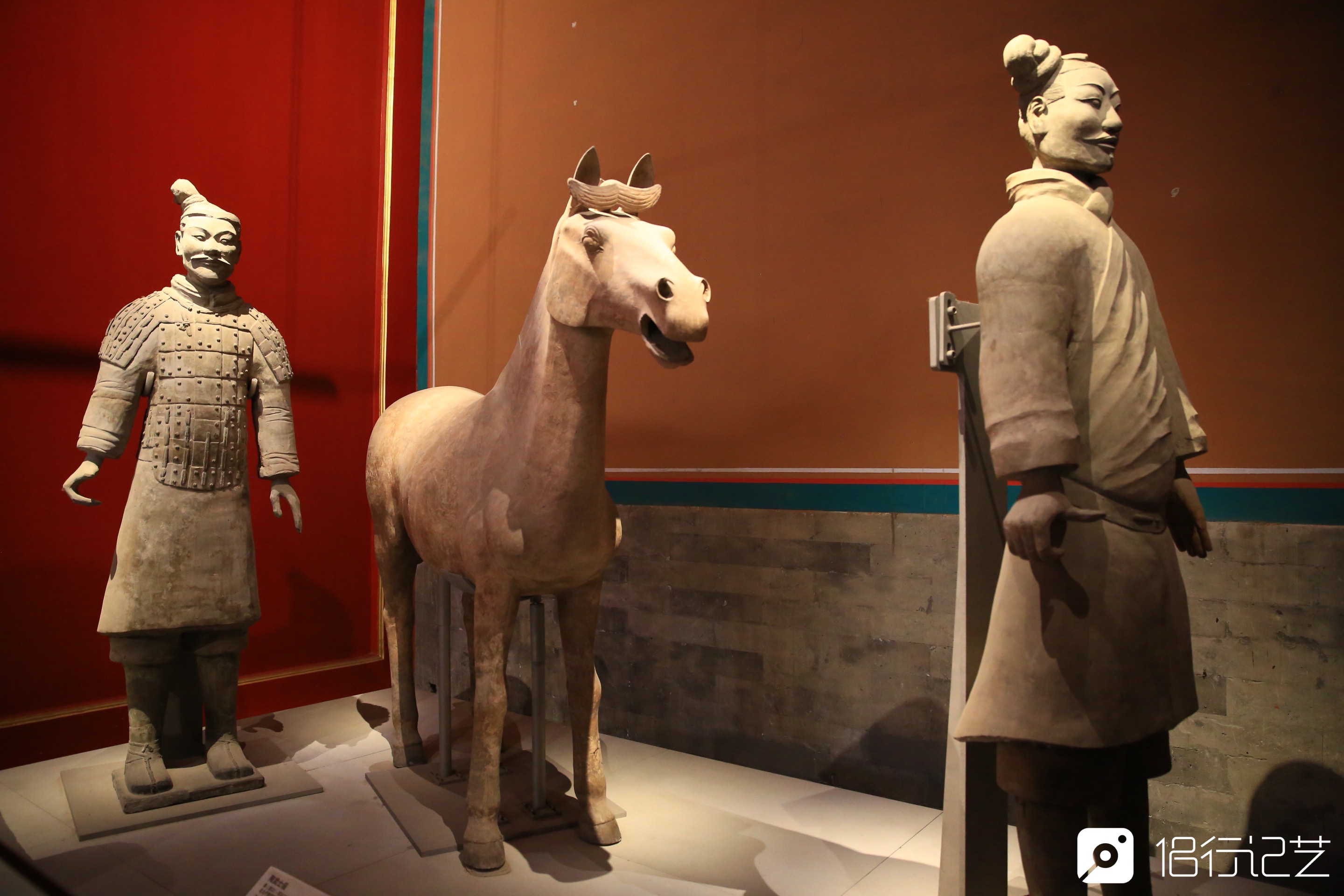 故宫雕塑馆卖萌国宝文物:有的拥抱接吻,有的比剪刀手