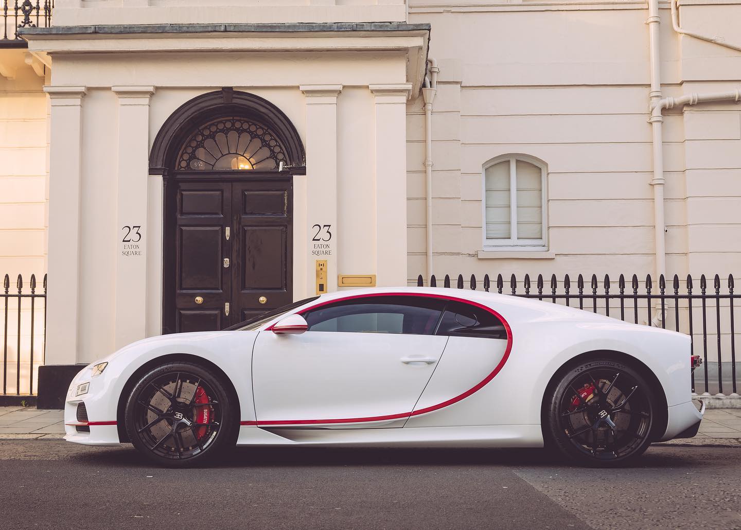 布加迪白色chiron改装版