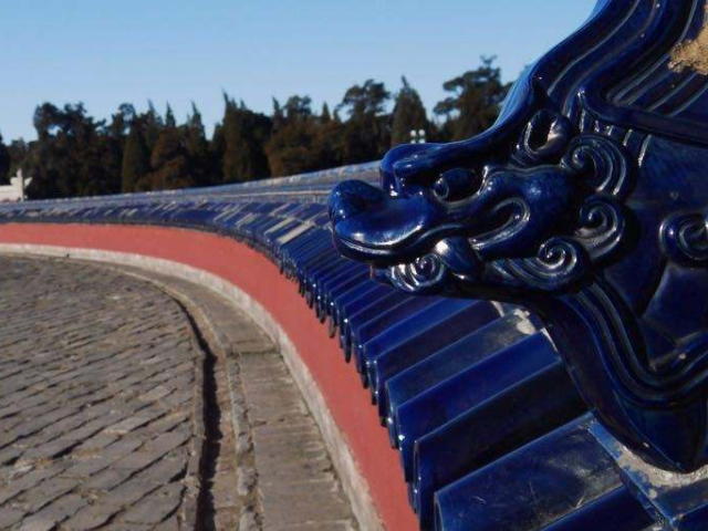 良渚文化祭坛露天而筑,是原始的宗教礼仪,王朝政权的象征