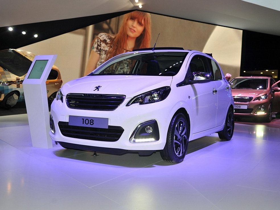 标致108路面波动的过滤表现不错,同时还保留了些许多路感,运动和舒适