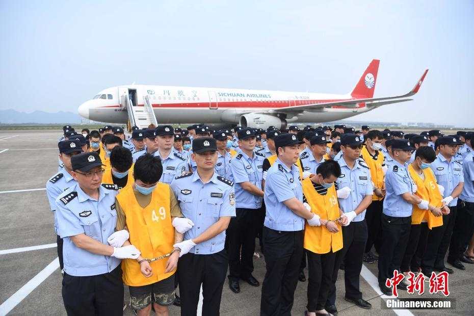 特大跨国诈骗团伙被端 63名嫌犯被押回国